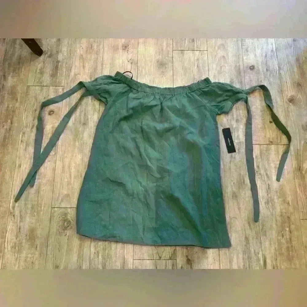 Lulu’s Green Off the shoulder blouse size medium